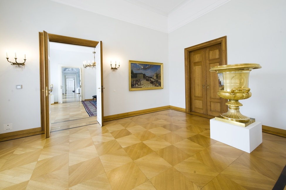 Die Prunkvase von 1841, die auf dem oberen Treppenabsatz steht, war ein Geschenk des Zaren Nikolaus I. an Friedrich Wilhelm III.