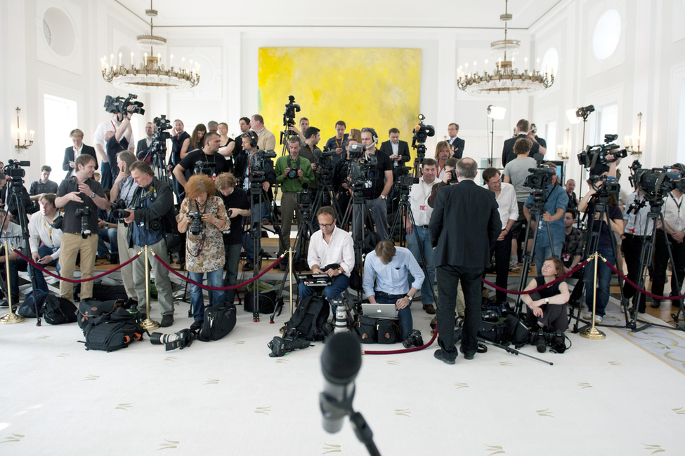 Journalistinnen und Journalisten vor einem Pressetermin des Bundespräsidenten im Großen Saal