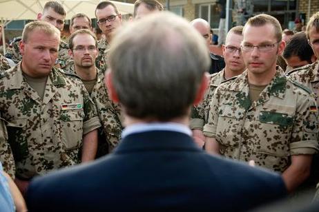 Bundespräsident Horst Köhler (von hinten) im Gespräch mit Soldaten der Bundeswehr und zivilen Aufbauhelfern im deutschen Feldlager Mazar-e-Sharif.
