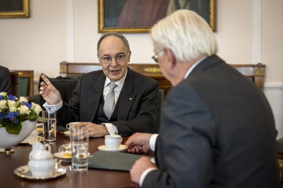Bundespräsident Frank-Walter Steinmeier im Gespräch mit dem Botschafter des Königreichs Spanien, Pascual Ignacio Navarro Ríos