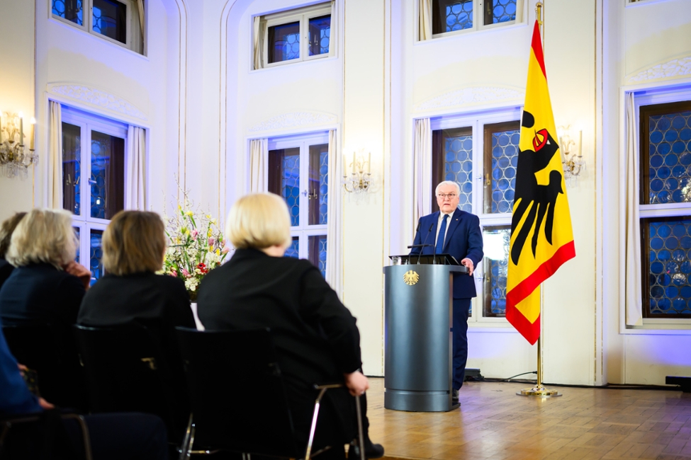 Bundespräsident Frank-Walter Steinmeier steht am Pult und hält eine Rede