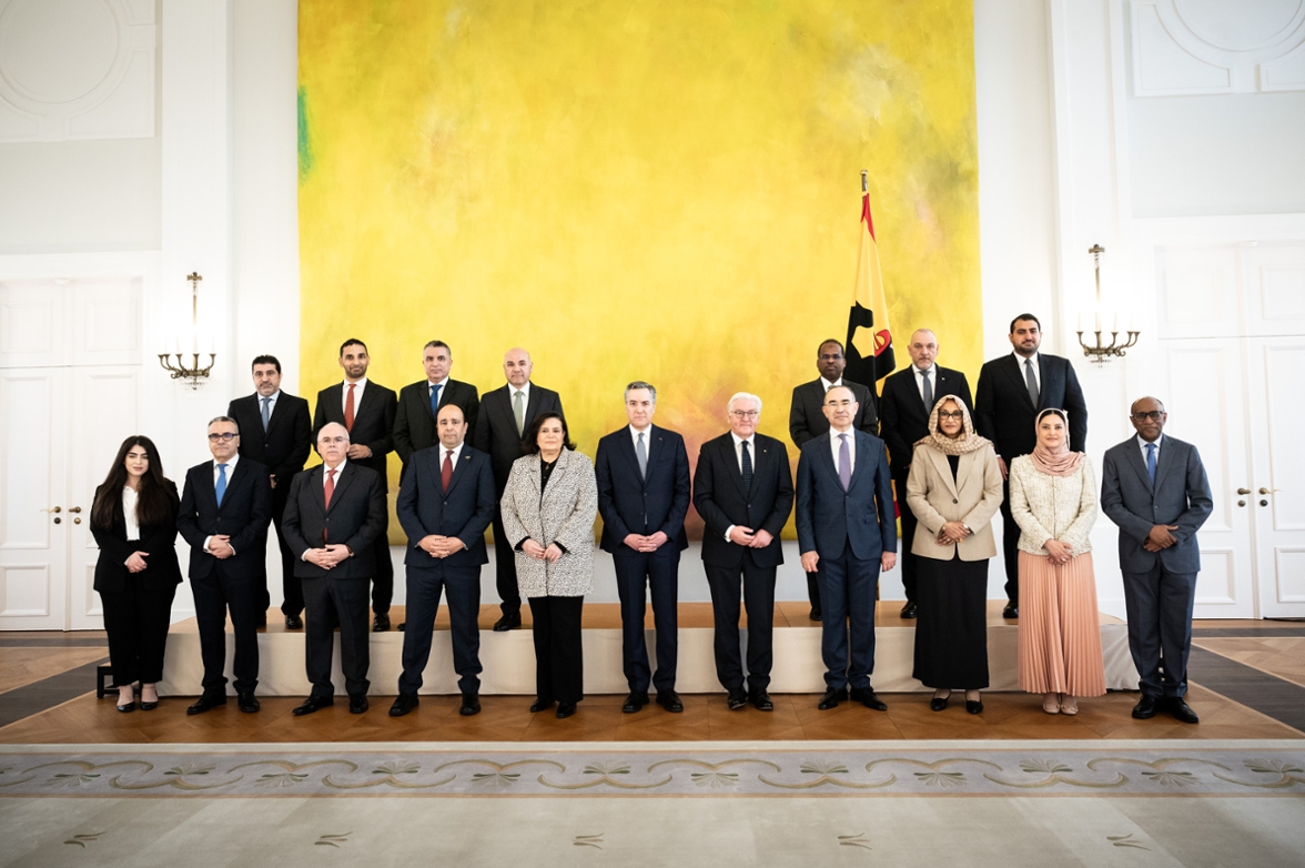 Bundespräsident Steinmeier beim Gruppenbild mit den arabischen Botschaftern