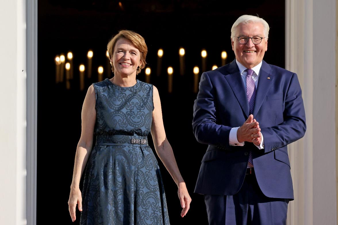 Bundespräsident Frank-Walter Steinmeier und Elke Büdenbender begrüßen die Gäste des Bürgerfestes (Archivbild)